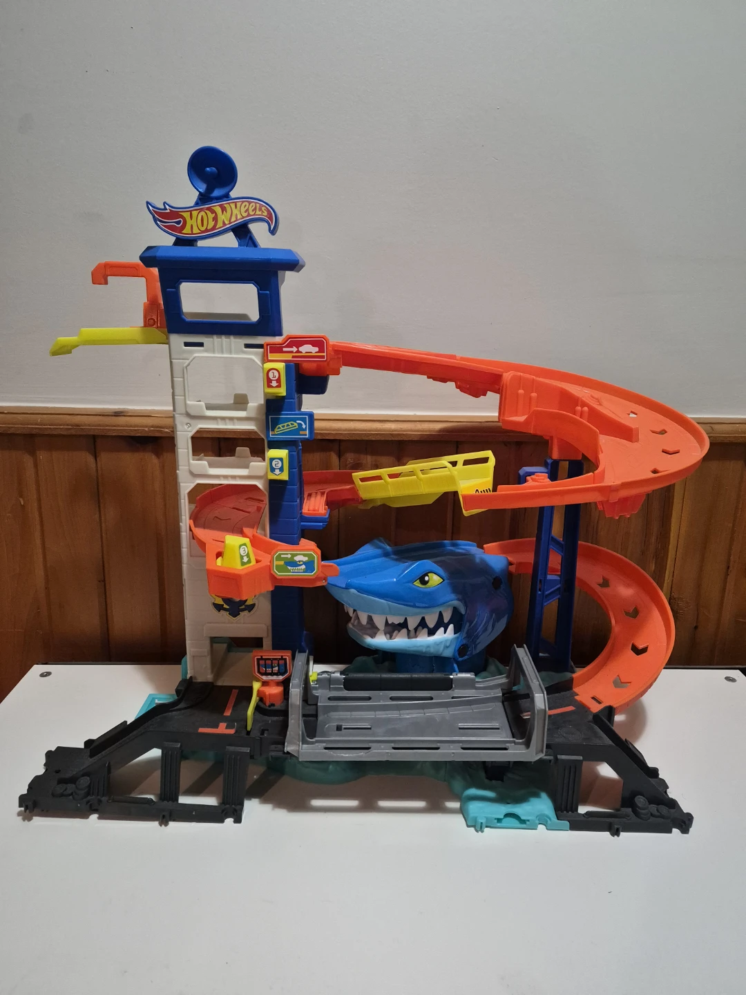 Hot Wheels City Attacking Shark Escape Playset