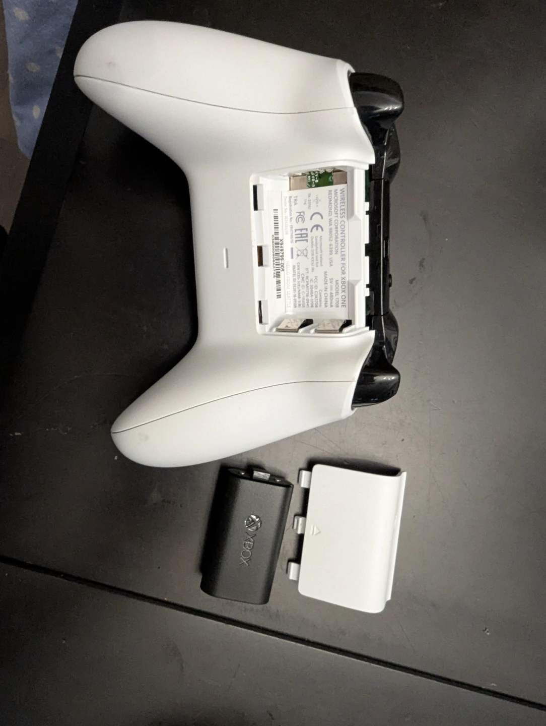 White Xbox One Wireless Controller - photo 2