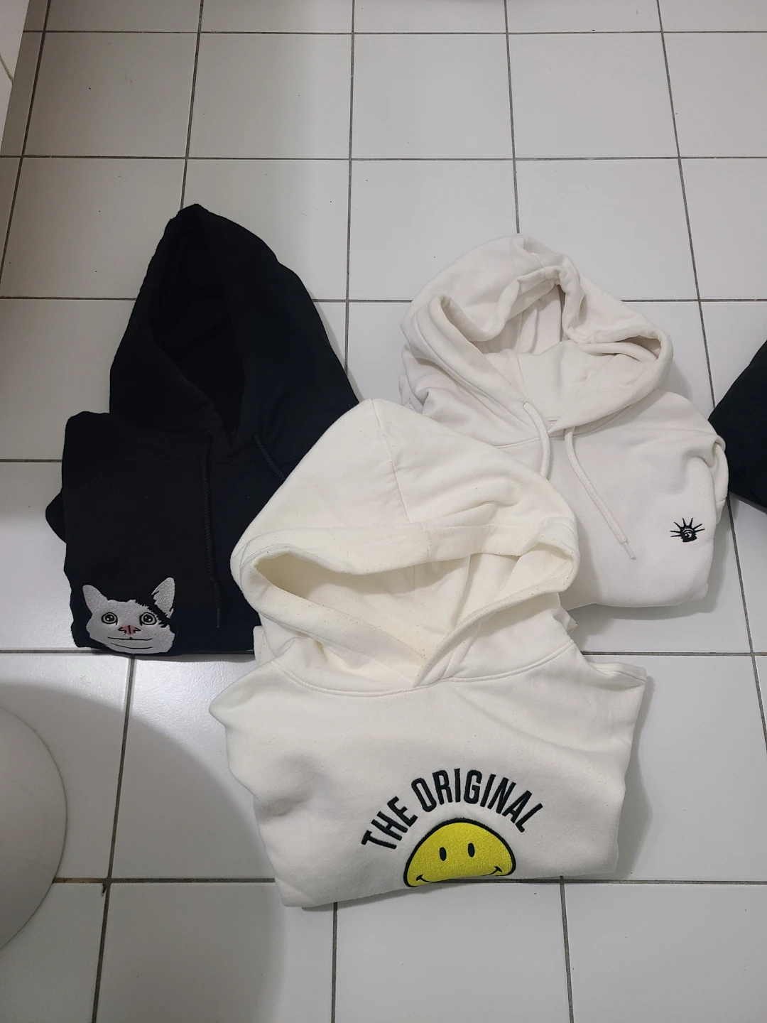 Bundle of graphic t-shirts and hoodies - photo 2