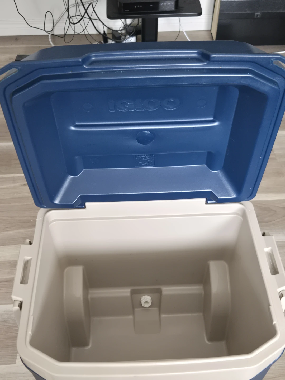 Igloo Rolling Cooler - photo 4