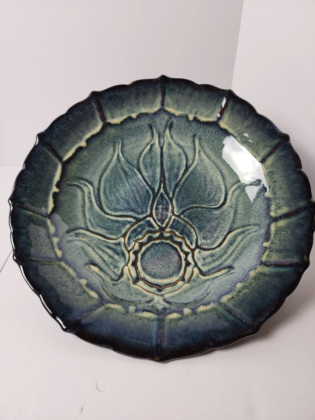 ​Pottery Bill Campbell Scalloped Raised Lotus Plate Blue & Green - photo 2