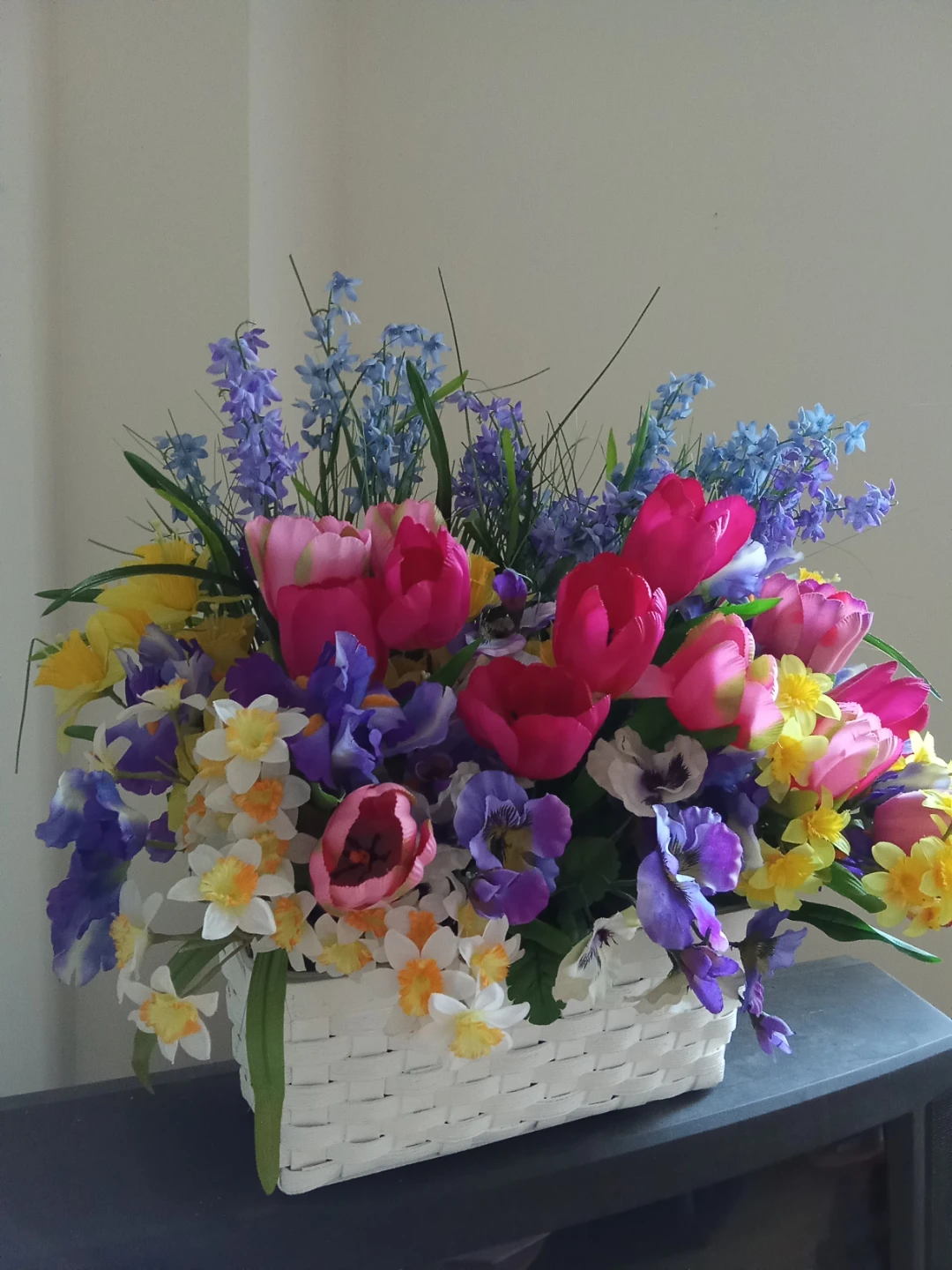 Artificial Spring Flower Arrangement in White Basket 🥕 - photo 2
