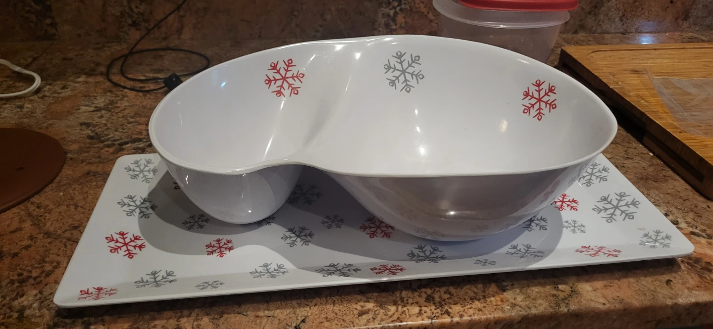 🥕 White Divided Serving Bowl with Snowflake Design
