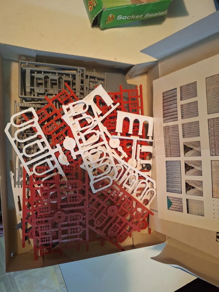 Model Power St. Mary's Hospital Construction Kit - photo 2