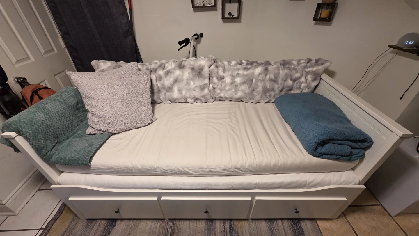 White Daybed and 2 mattresses