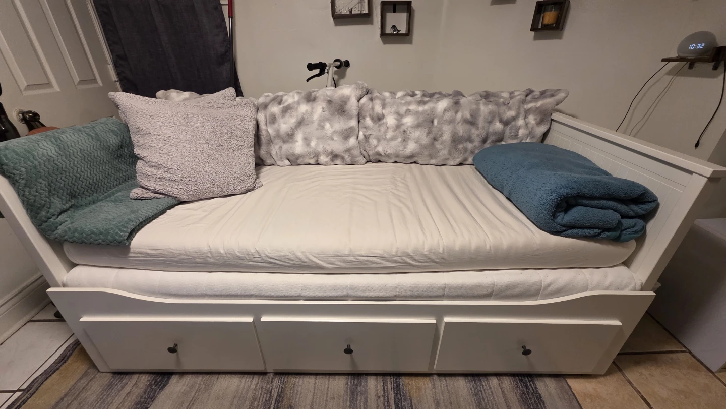 White Daybed and 2 mattresses - photo 2