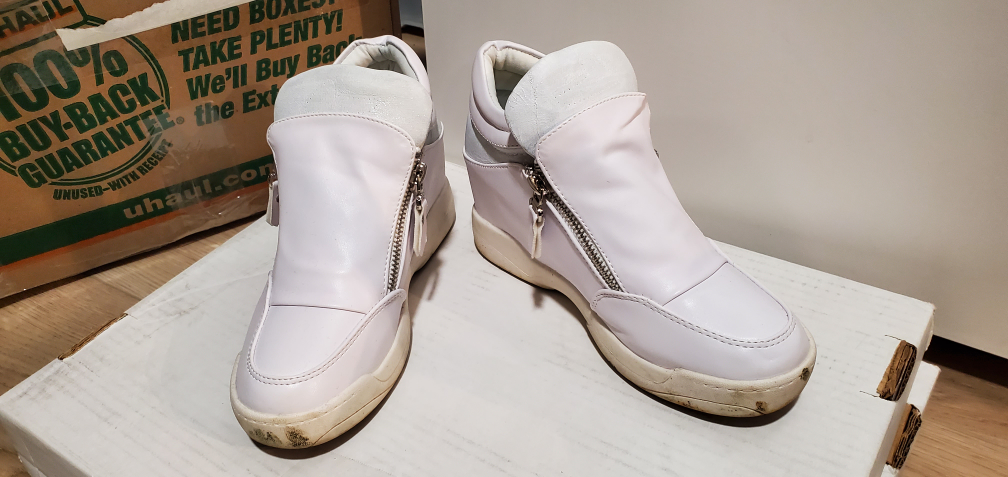 US5 white shoes