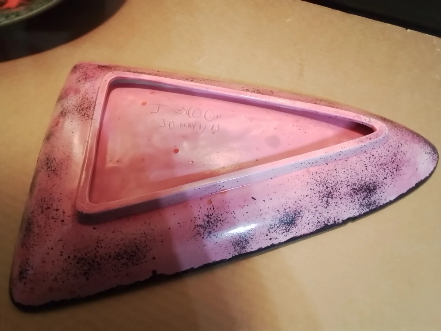 Signed J. Scoon Triangular Ceramic Decorative Tray 30 May 1973 - photo 5