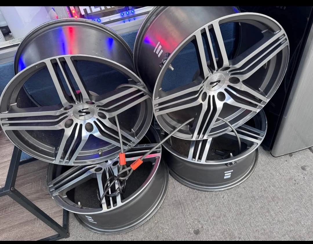 Set of 4 Silver & Gray Alloy Wheels