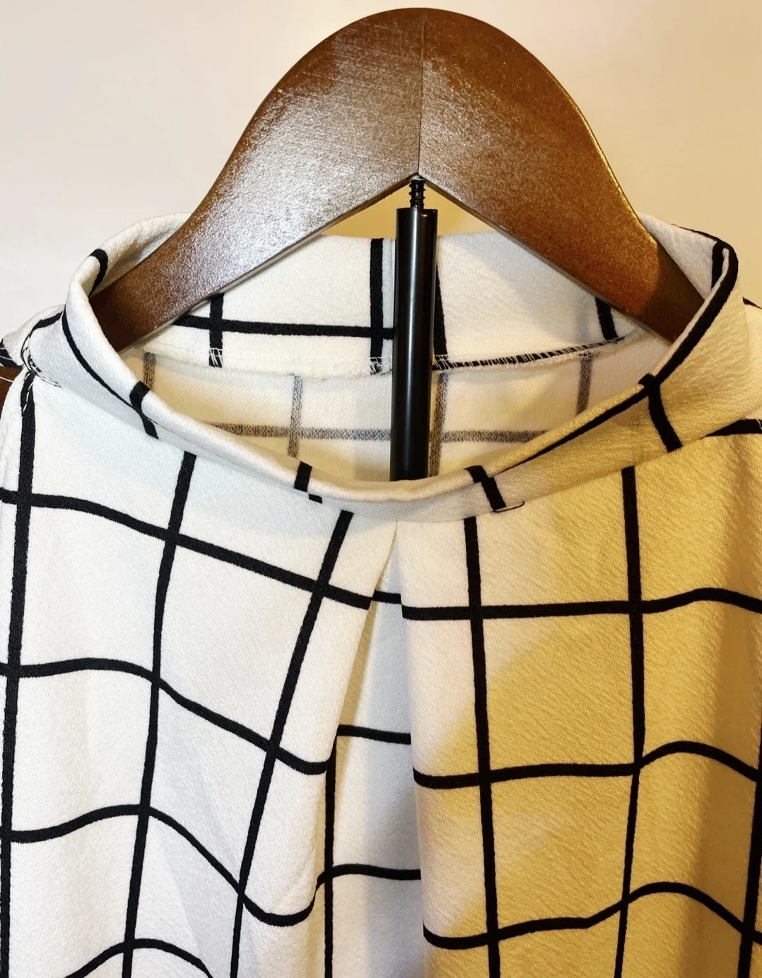 White Sleeveless Top with Black Grid Pattern - photo 3