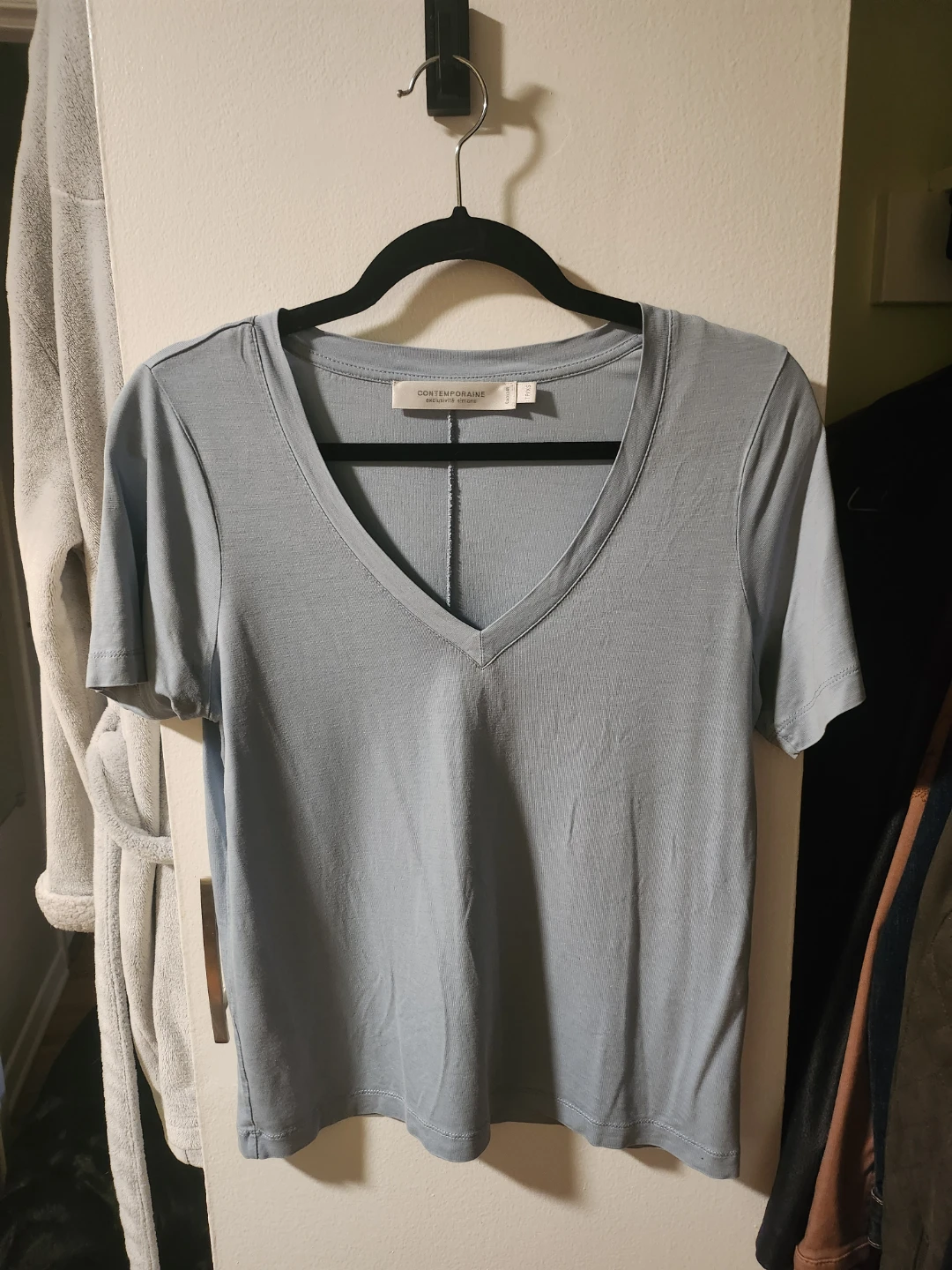 CONTEMPORAINE V-Neck T-Shirt