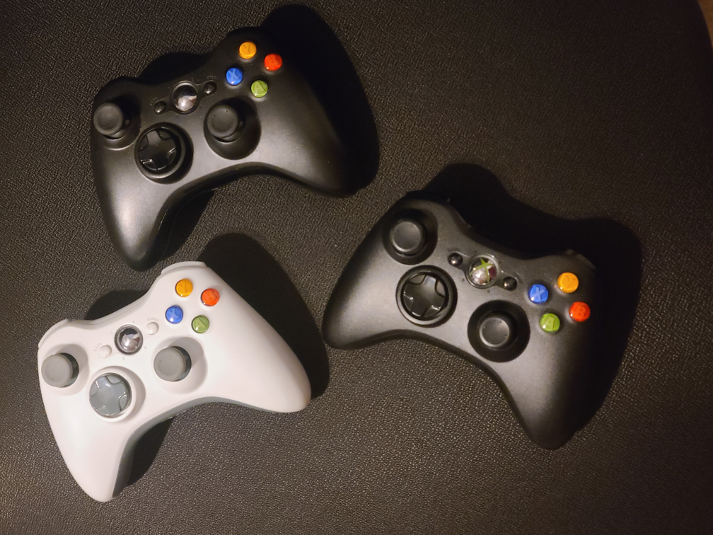 Xbox 360 Console with 3 Controllers - photo 4