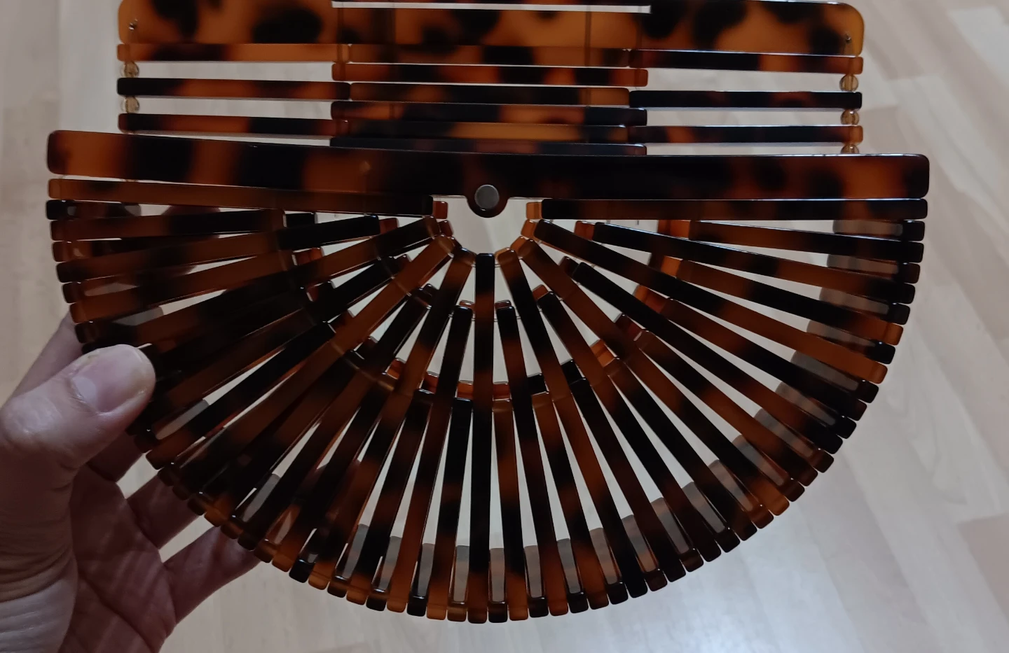 Tortoiseshell Pattern Acrylic Fan Clutch Handbag - photo 2