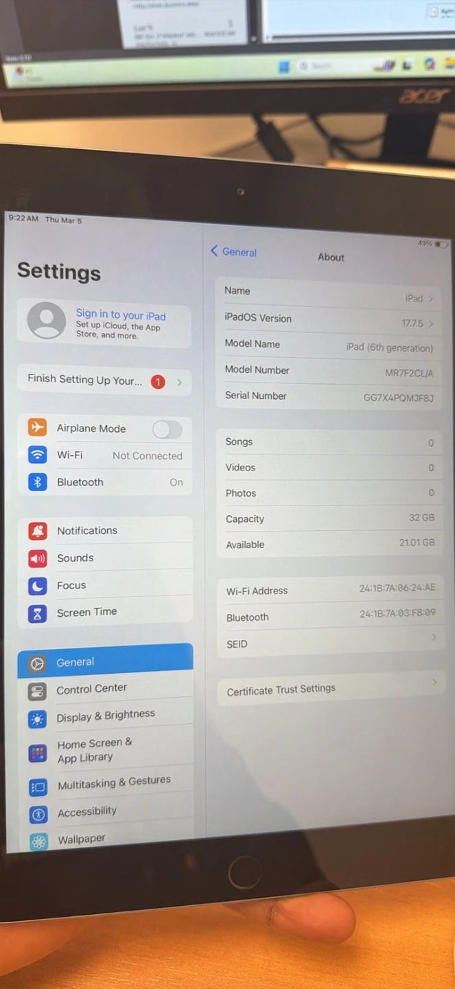 Apple iPad 6th Gen 32GB - 9.7" Retina - Great condition - photo 2