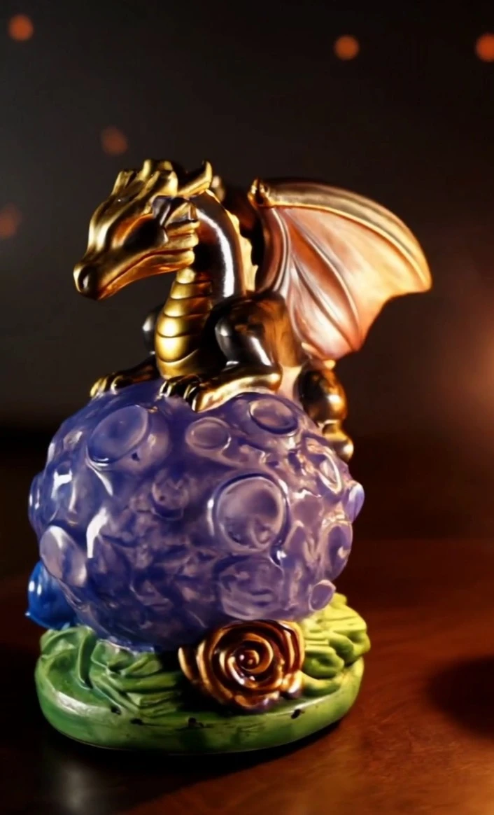 Figurine de dragon sur lune décorative