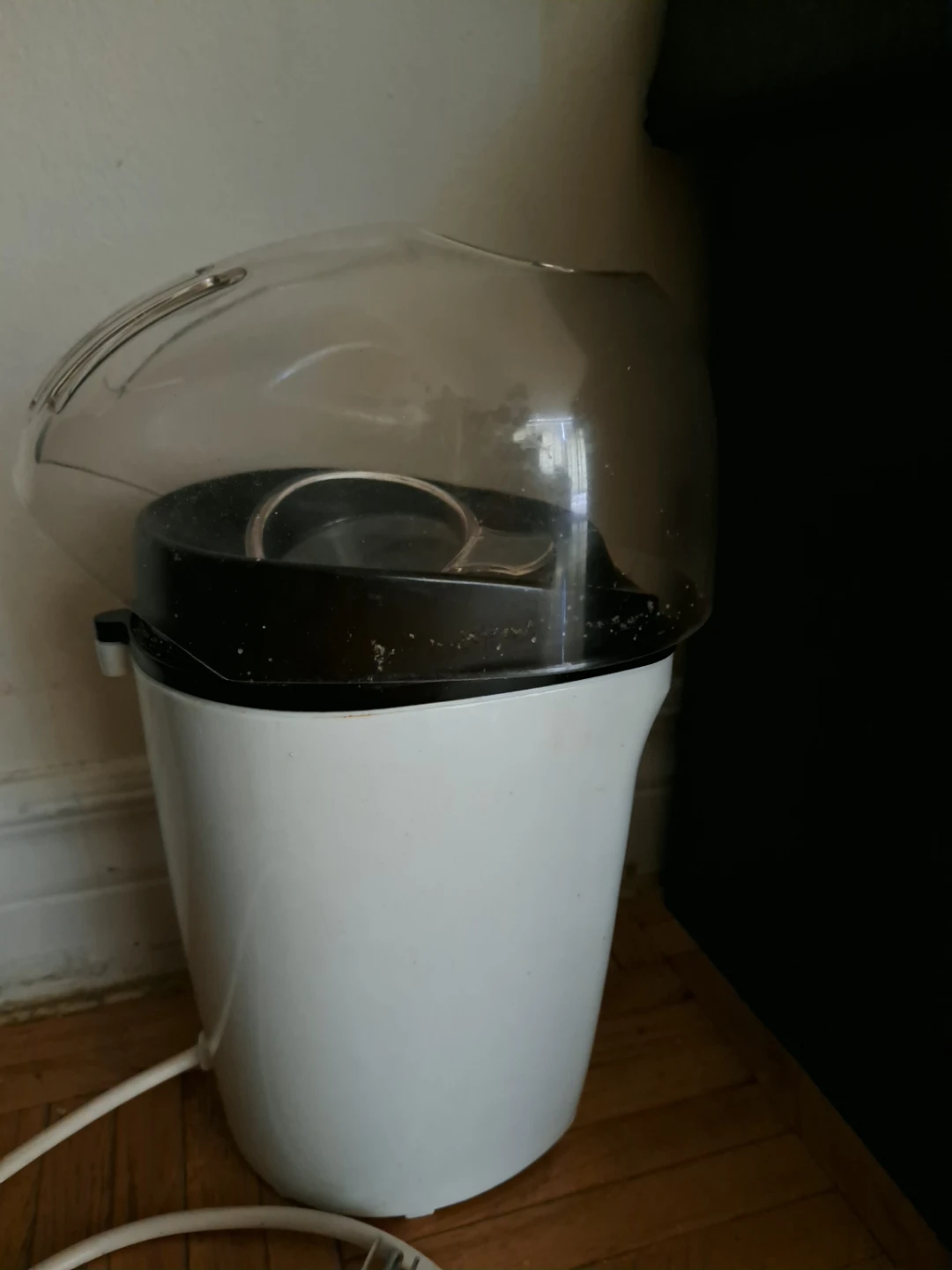 White Popcorn Maker with Clear Lid
