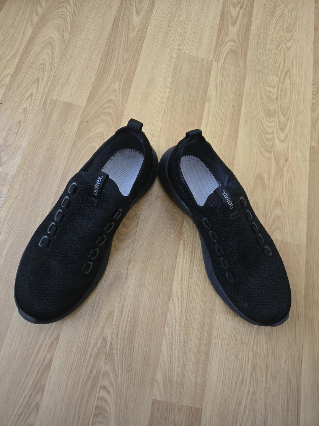 🥕   Aetrex Black Knit Slip-On Sneakers