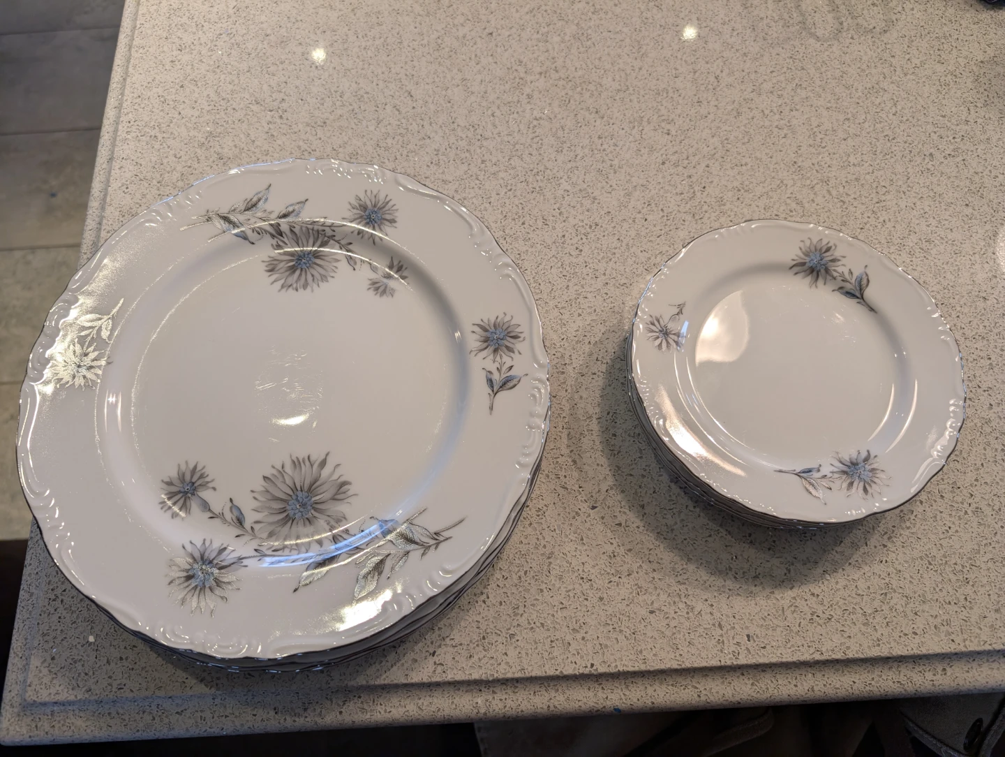 Heirloom Fine Porcelain Whisper China Set - photo 2