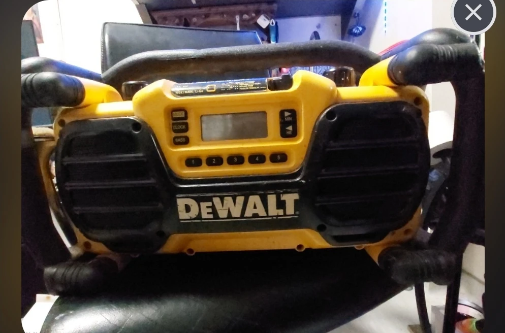 DEWALT DC012 Work Site Charger / Radio