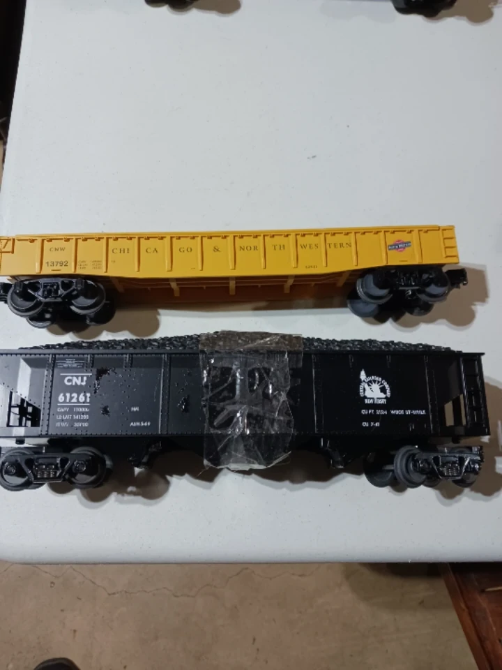 2 HO Scale Model Train Cars
