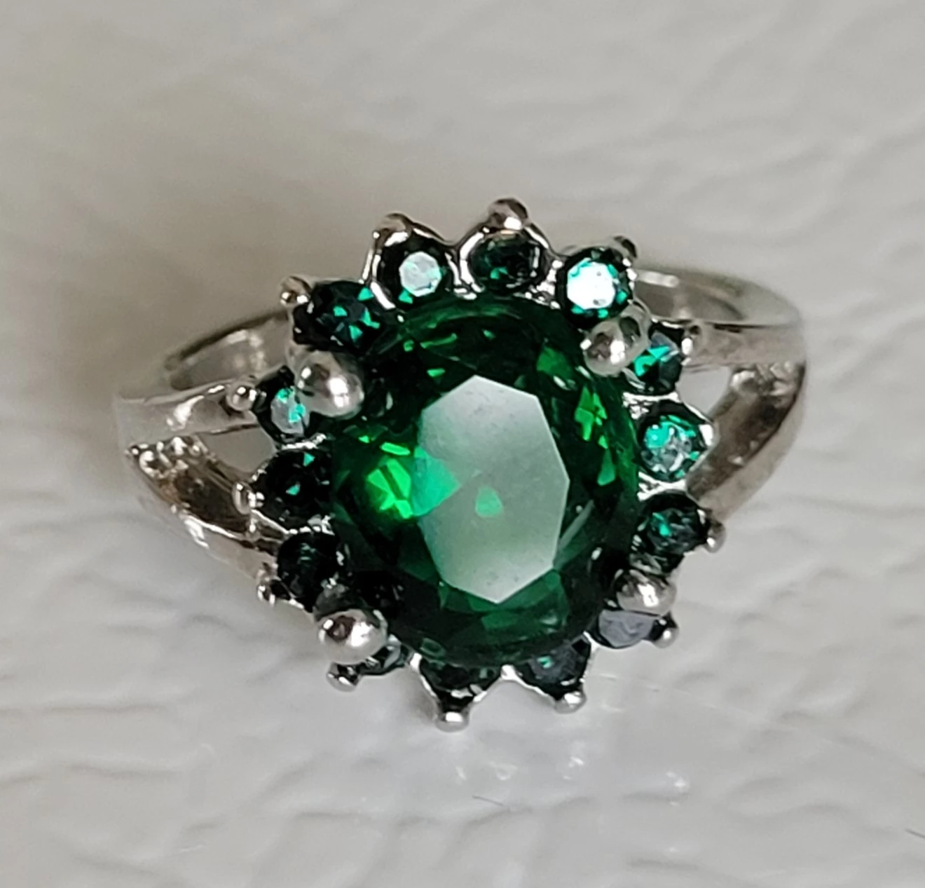 ♥️ Fashion Ring Green Stones