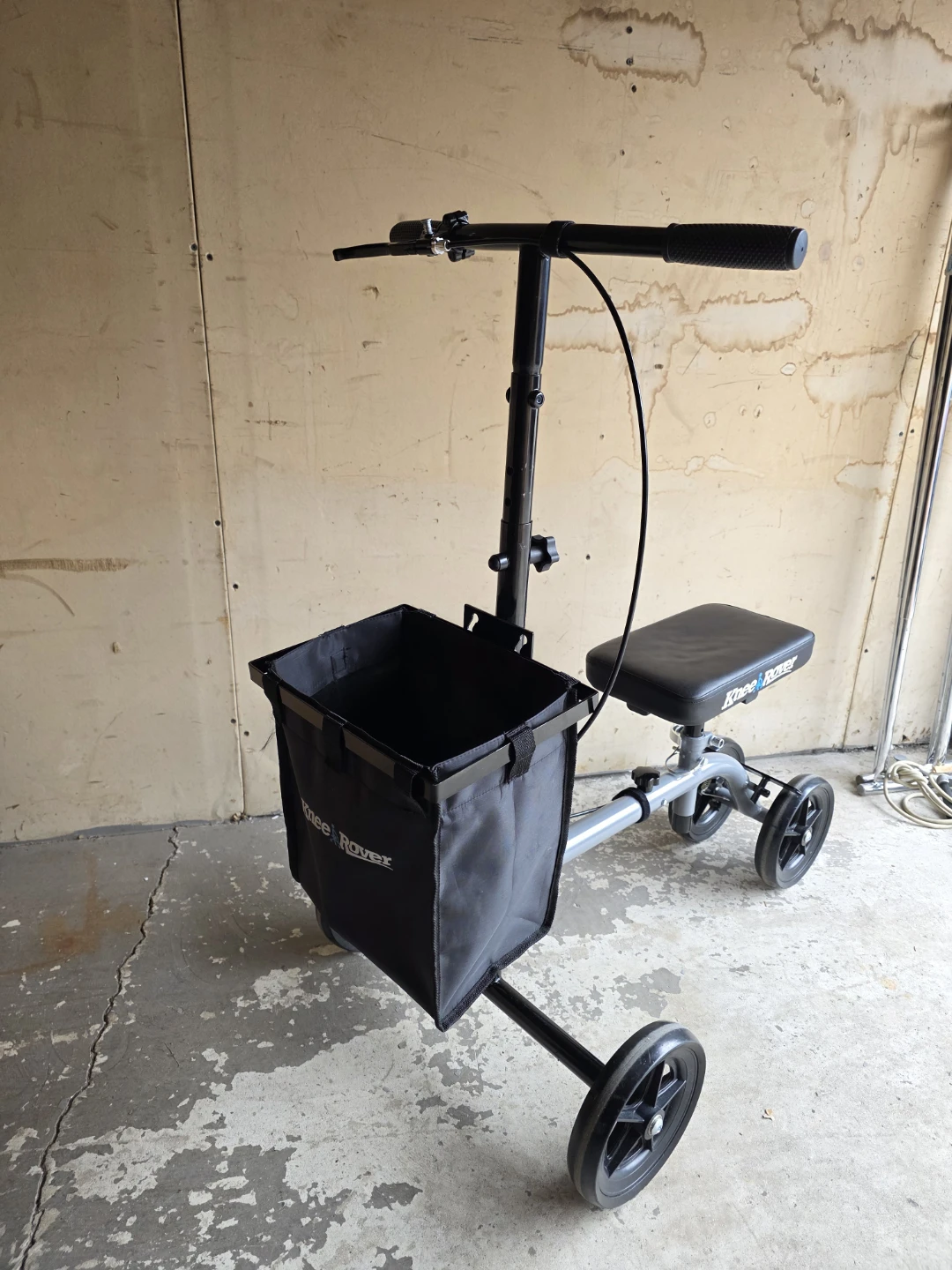 Knee walker with basket - photo 2
