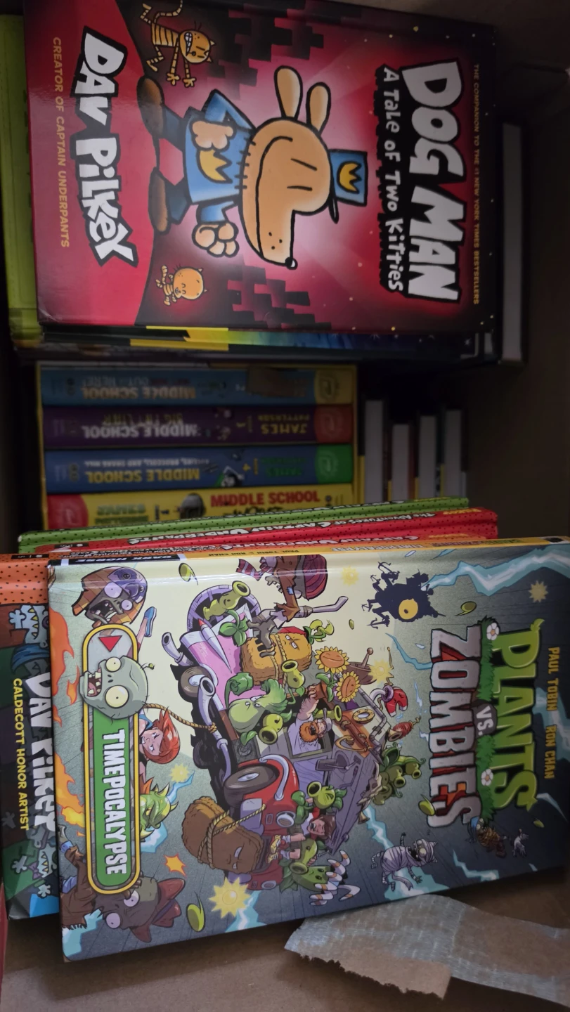 16 Dog Man, Diary of a Wimpy Kid, and Plants vs. Zombies Books - photo 2
