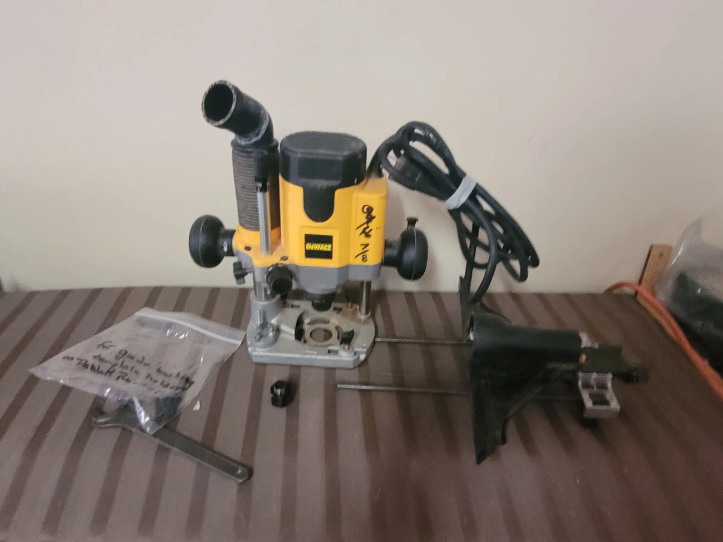 DeWalt DW621 Router - photo 2