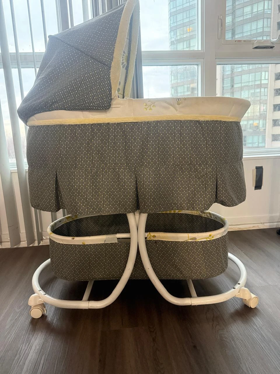 Baby Bassinet with Canopy and Storage Baskets - photo 2