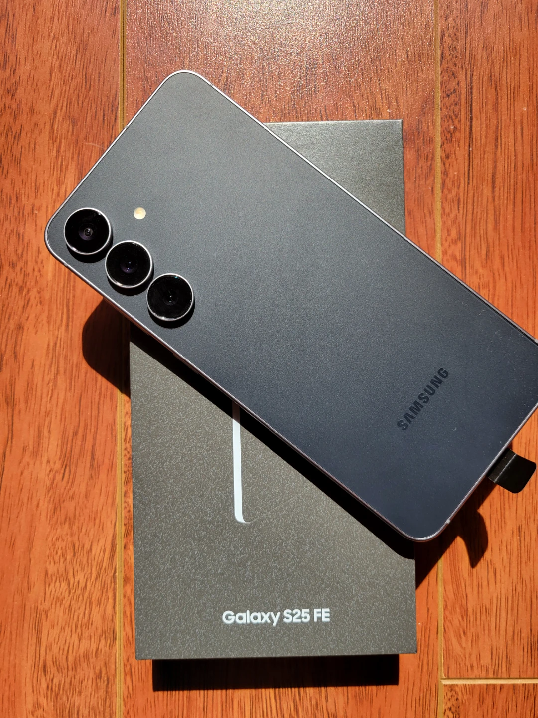 Samsung Galaxy S25 FE Smartphone