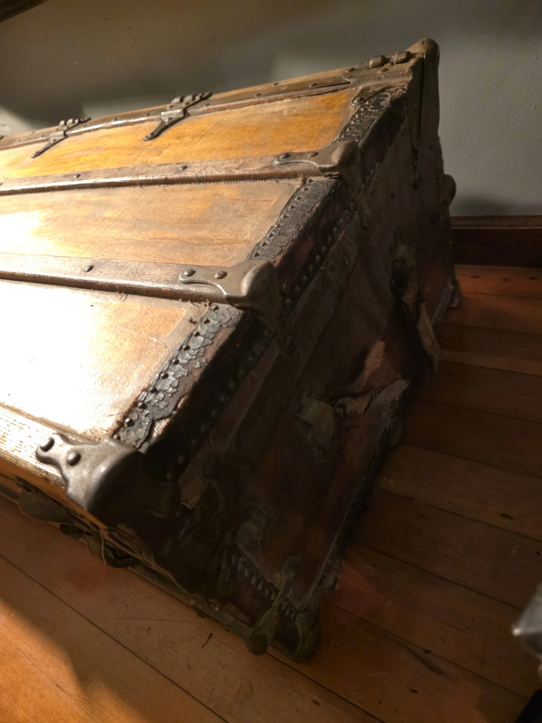 Vintage Steamer Trunk Travel Chest - photo 3