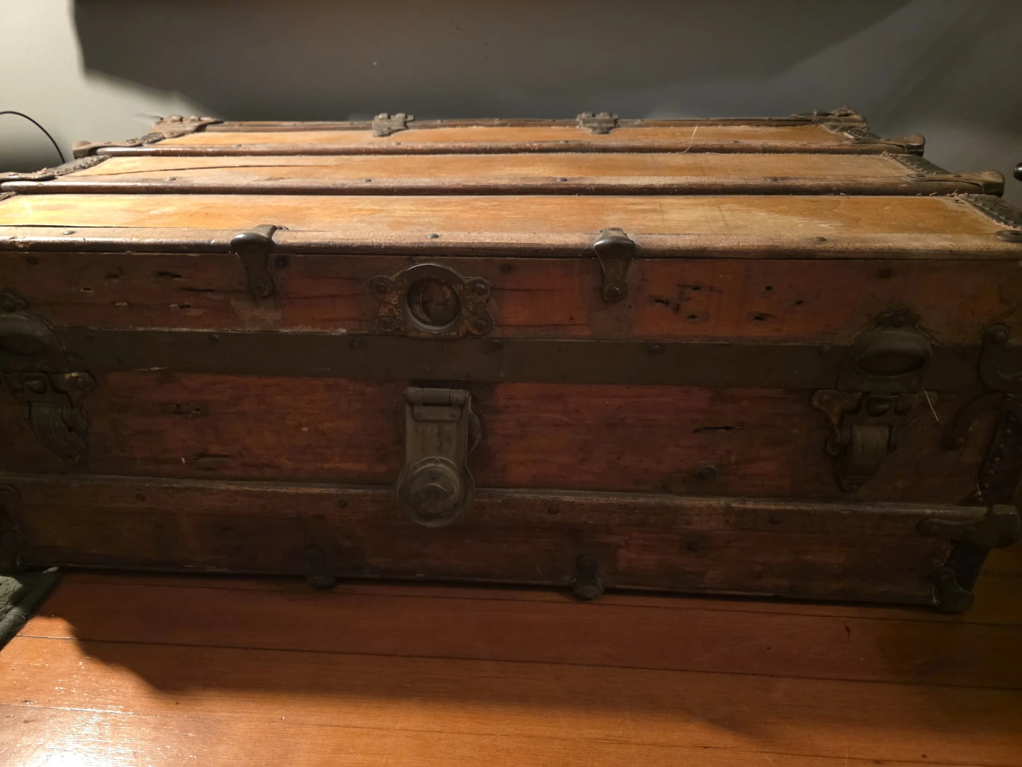 Vintage Steamer Trunk Travel Chest - photo 4