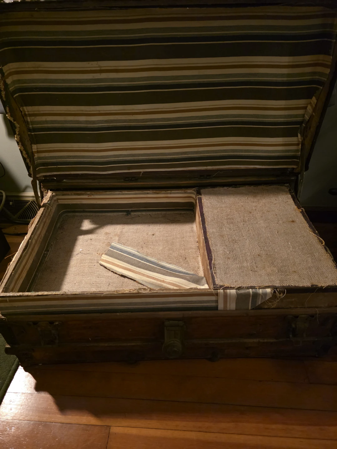 Vintage Steamer Trunk Travel Chest - photo 5