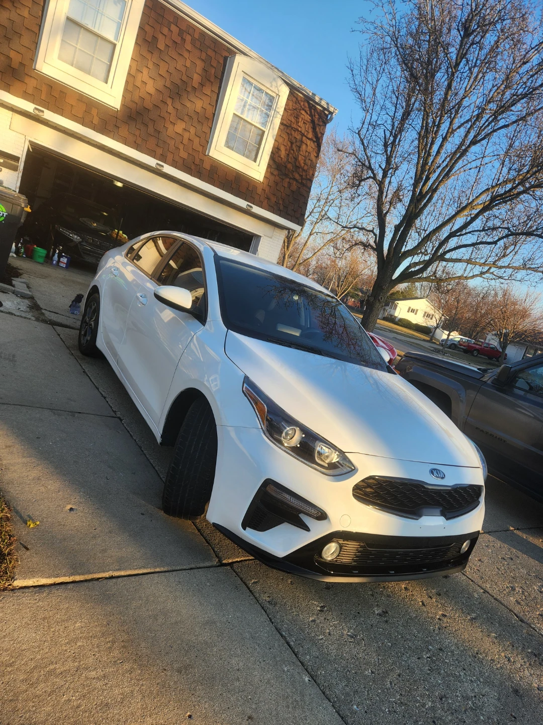 White Kia Forte