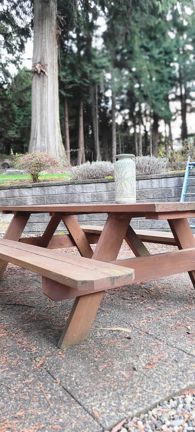 Large 8-ft picnic table that comfortably seats 6–8 people - photo 3