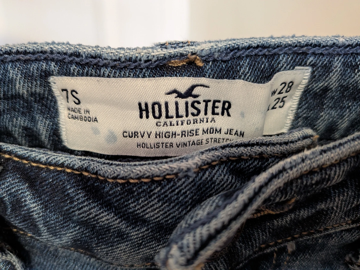 Hollister Curvy High-Rise Mom Jeans Size 7S