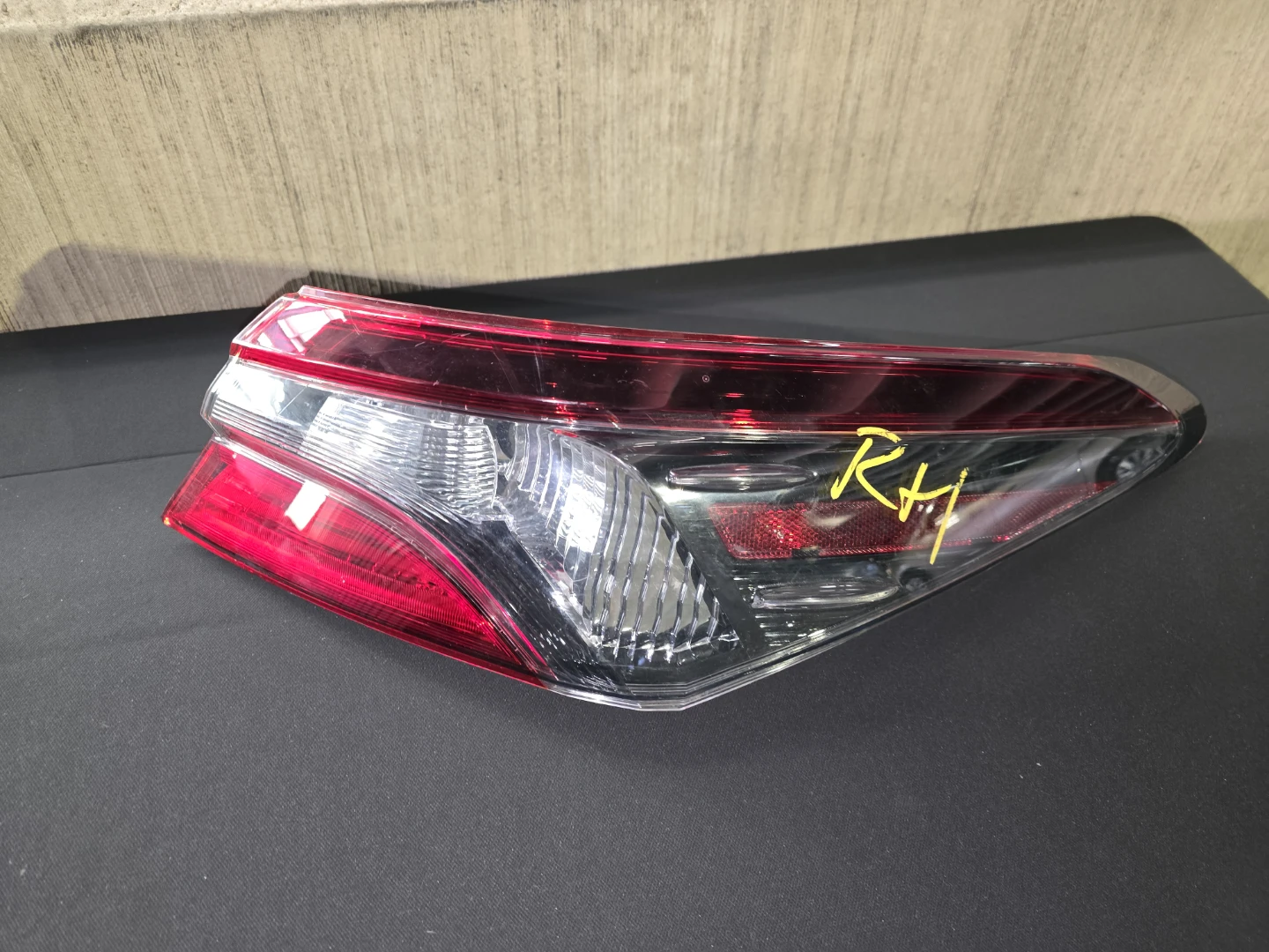 2018 - 2020 Toyota Camry Taillight. Passenger side - photo 3