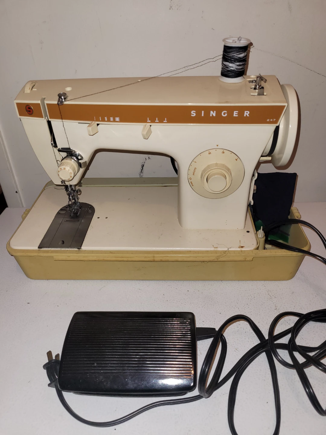 Singer 247 Sewing Machine - photo 2