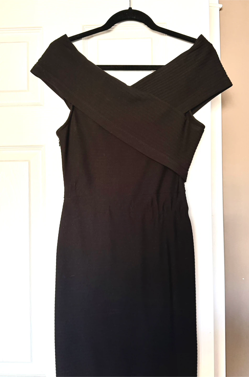 NEW Tommy Hilfiger Black Off-the-Shoulder Sheath Dress Size 4 - photo 2
