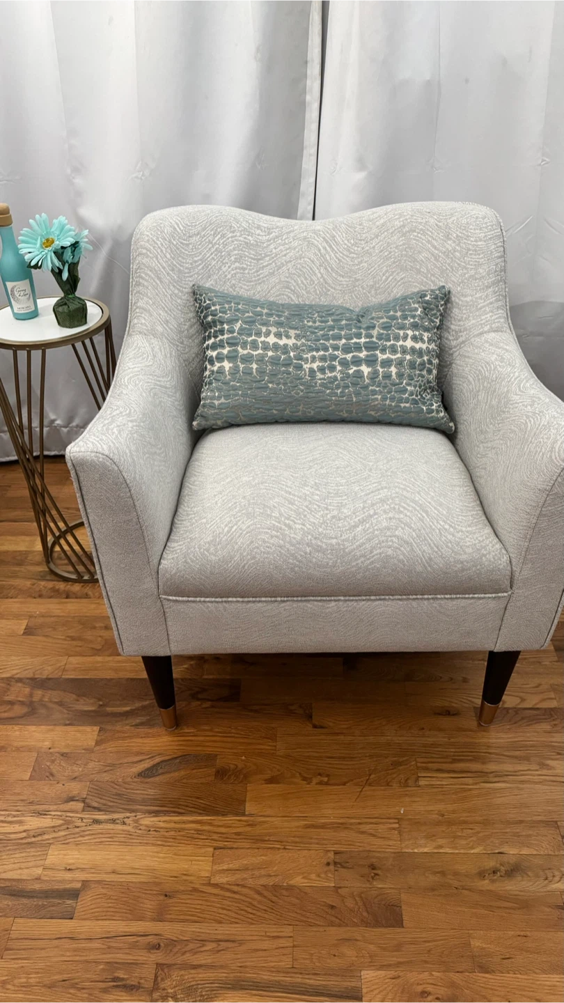 Light Grey Accent Chair  (New) 🧡