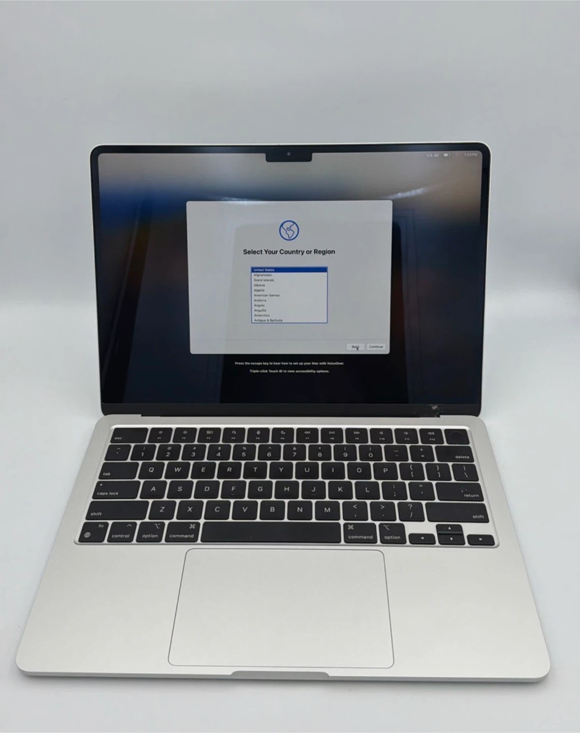 MacBook Pro 13” M2 16gb ram 500gb.