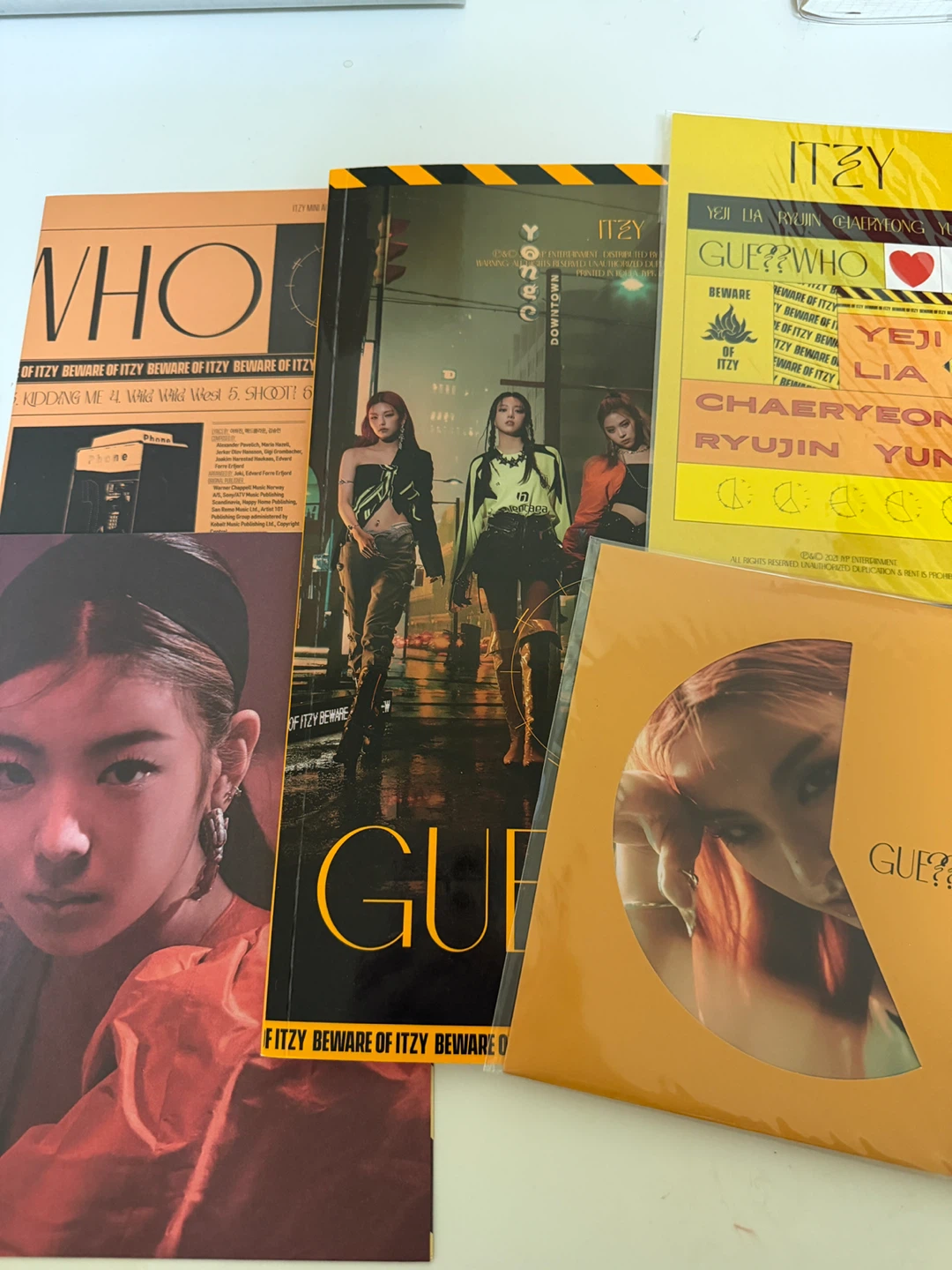 ITZY GUESS WHO Album with Photocards - photo 2