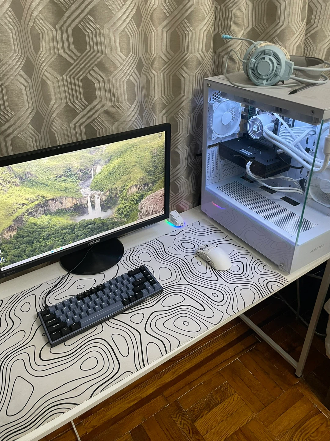 Gaming pc and whole setup including monitor - photo 4