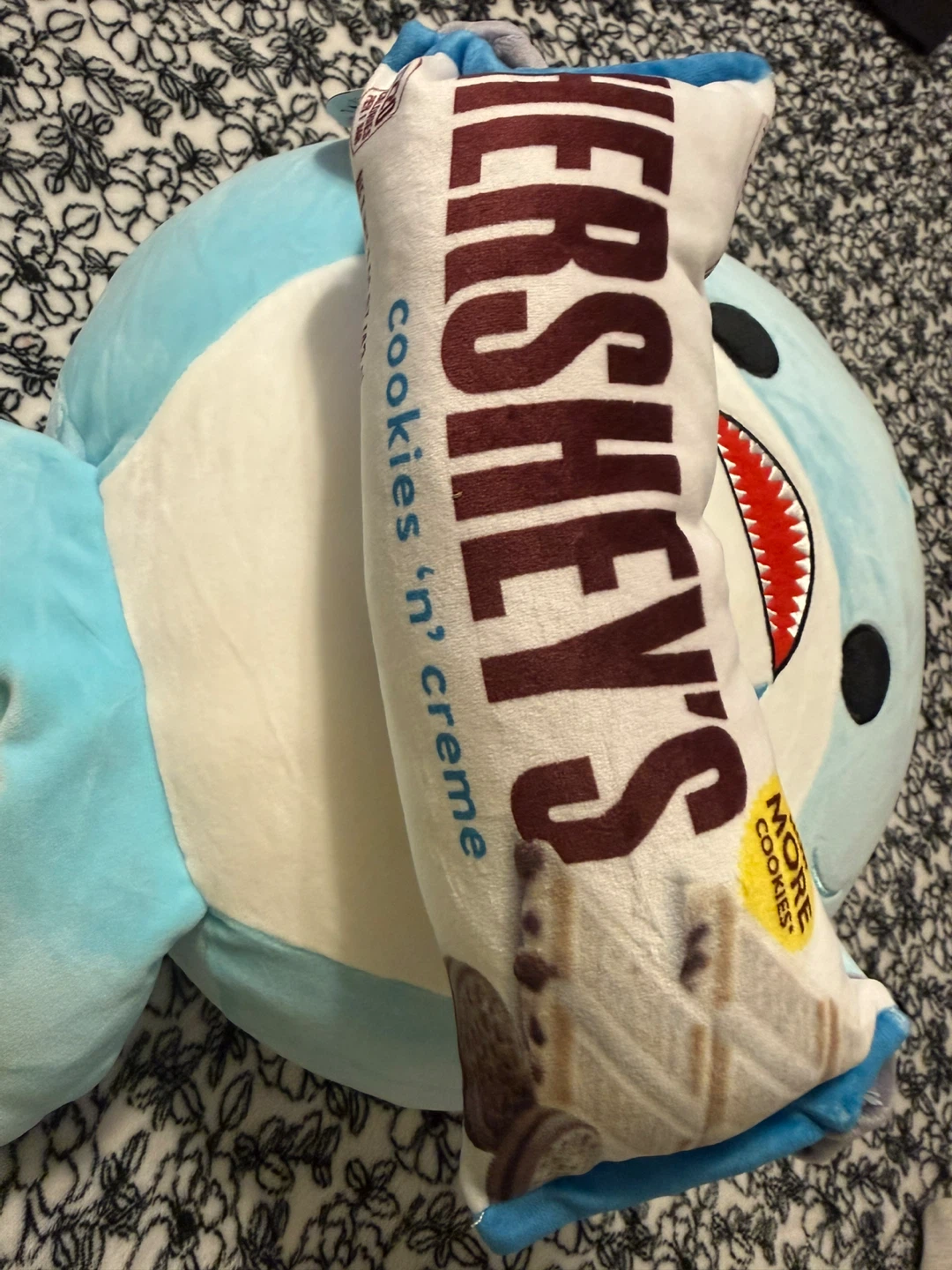 Plush Shark Toy Holding Hershey's Cookies 'n' Creme Bar - photo 4