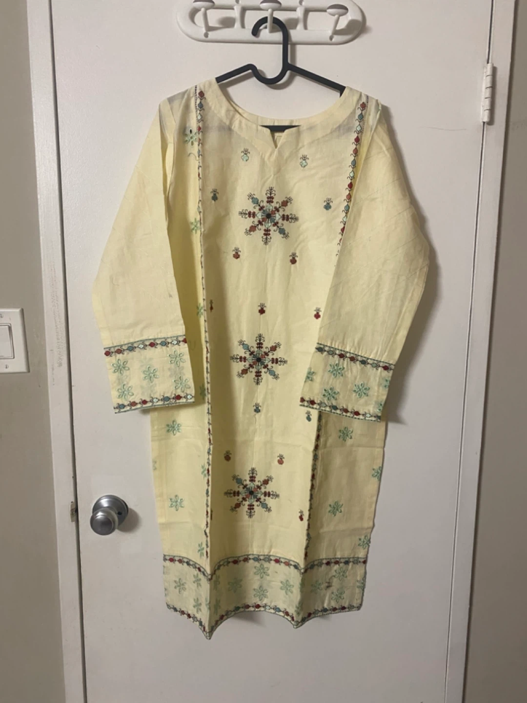 Brand new Cream Embroidered Kurti with Pants - photo 5