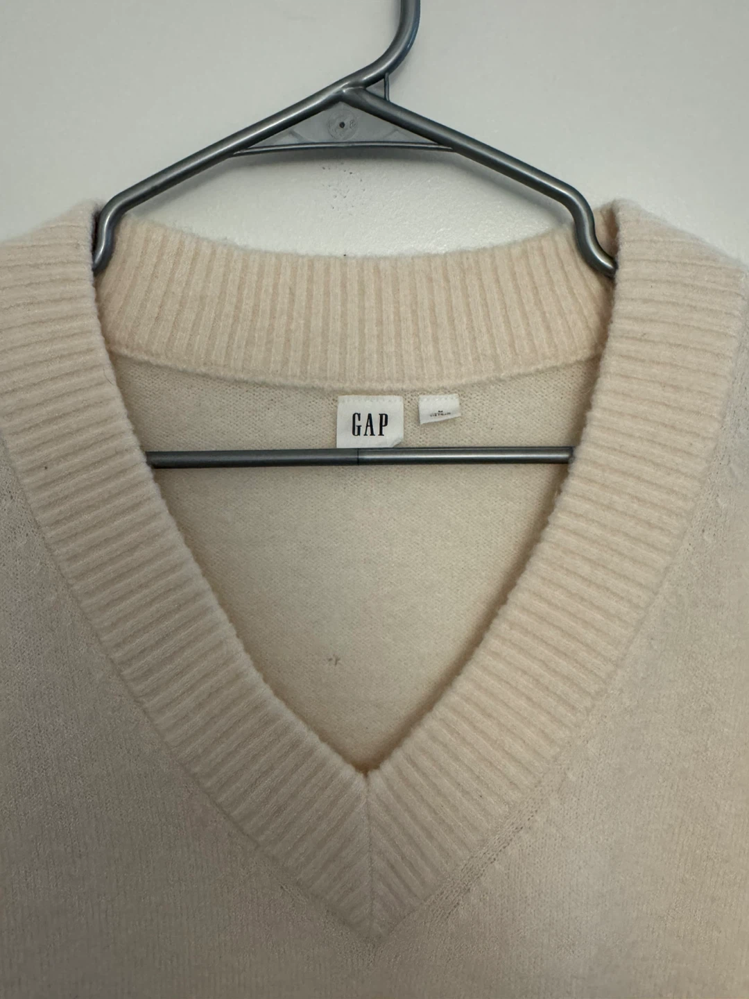 GAP Cream V-Neck Sweater - photo 2