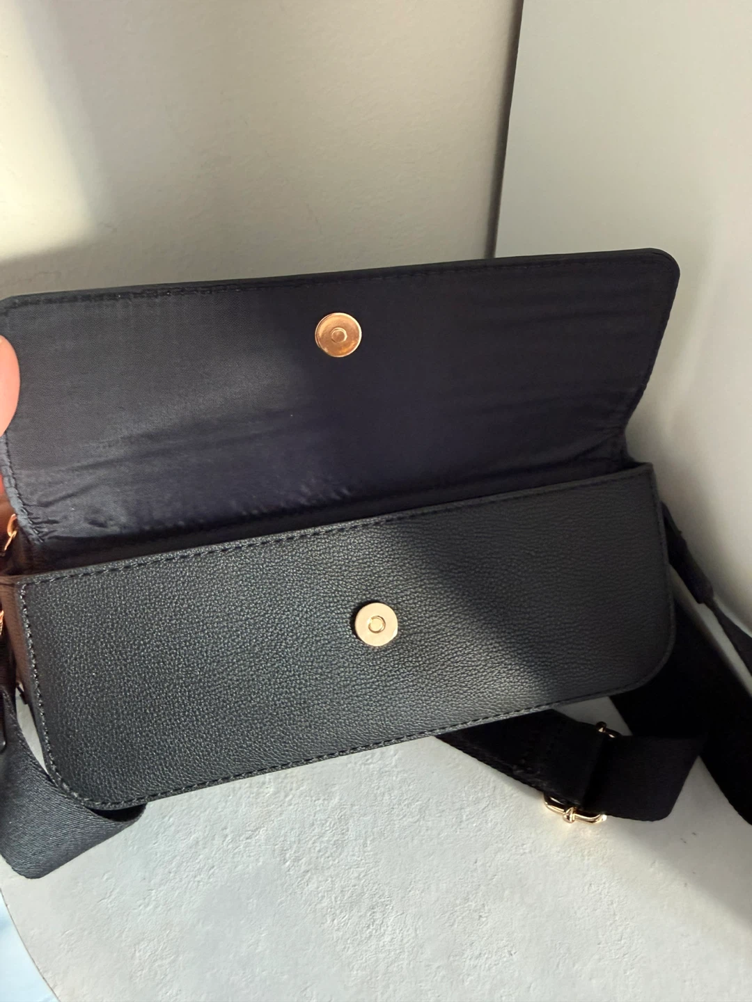 Tommy Hilfiger Black Leather Crossbody Bag - photo 4