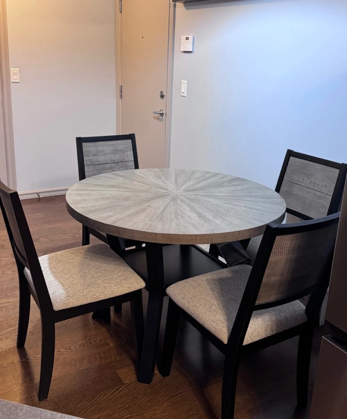Round Dining Table and 4 Chairs Set