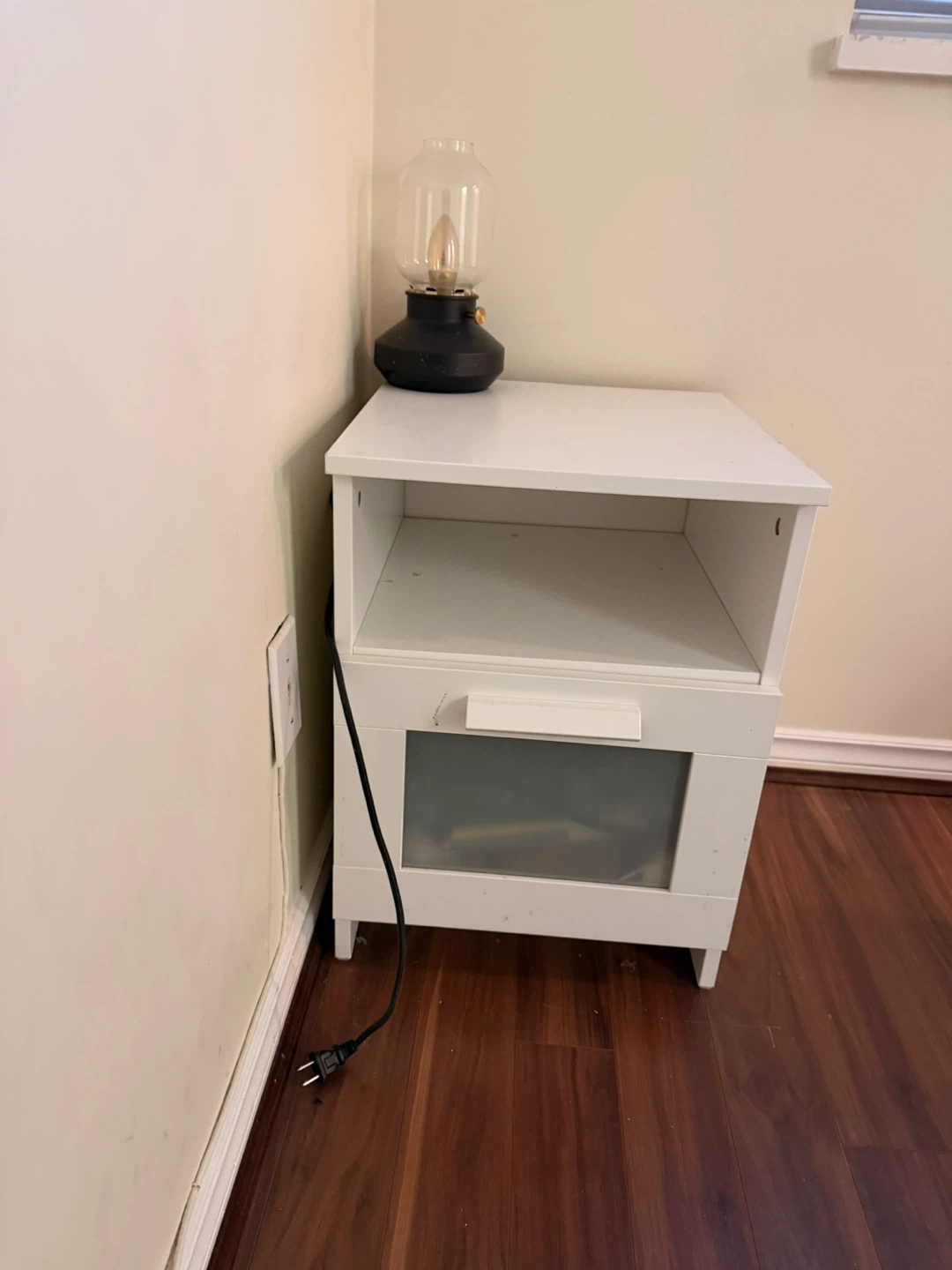 White nightstand with drawer and table lamp - photo 2