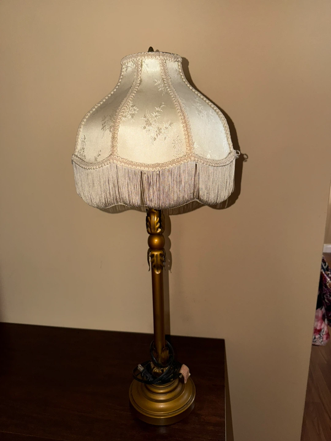 Vintage Table Lamp with Decorative Lampshade 🧡